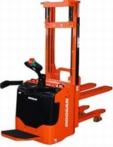 Doosan Stapler und Lagertechnik auf der LogiMAT 2013: Halle 6, Stand 231.