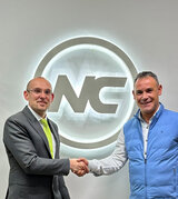 Johannes Menzel (li), Regional Manager bei Clark Europe und Javier Niñerola (re), Geschäftsführer Grupo NC/Ontieleva.