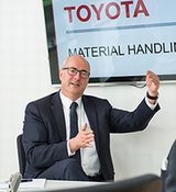 Norman Memminger, Geschäftsführer Toyota Material Handling Deutschland, zieht sein Resüme im Zuge des Jubiläums zum 10-jährigen Zusammenschluss von BT Deutschland und Toyota Gabelstapler Deutschland.