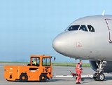 Der VOLK Elektroschlepper EFZ 100 N beim Pushback.