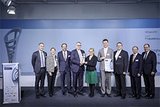 Das Team von JH Landsberg um Dr. Marc Ehrmann (4.v.l.) mit Steffen Zaune (3.v.l.), Leiter Produktionssystem sowie Laudator Prof. Dr.-Ing.Thomas Wimmer und Prof. Dr.-Ing. Frank Straube,  MX-Jury.