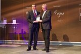 Ken Dufford, Crown Vice President Europe, nimmt den IFOY Award 2014 auf der CeMAT 2014 von Laudator Prof. Dr. Michael ten Hompel entgegen.