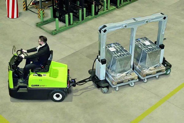 Clark Flexibles Routenzugsystem für eine effiziente Produktionslogistik