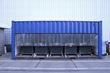 In Almere hat Kras Recycling die Ladestation in einem umgebauten Container untergebracht. Damit sind die Batterien und die Ladegeräte optimal von äußeren Wettereinflüssen geschützt.