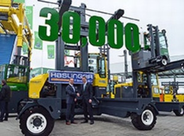 Jubiläum: Combilift liefert 30.000 Staplermodell an Haslinger Stahlbau