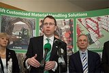 Geschäftsführer Martin McVicar (Mitte) mit Mitgliedern der irischen Regierung beim Besuch in Monaghan.