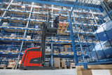 Der neue Vertikal-Kommissionierer von Linde MH unterstützt den Bediener beim Picken von Waren bis zu einer Greifhöhe von 14,5 Metern.