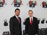 Patrick Gojer (re) ist zum 1. Juli neuer Spartenleiter von Fronius Perfect Charging und tritt damit die Nachfolge von Harald Scherleitner (li) an, der die Leitung der Sparte Perfect Welding übernimmt.