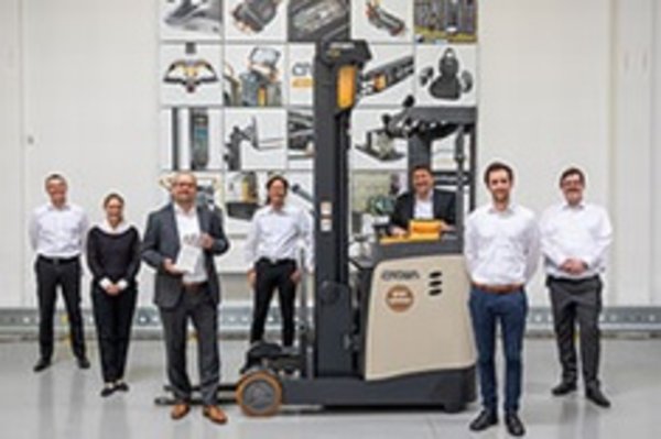 CROWN ESR 1000 Schubmaststaplerserie gewinnt IFOY Award 2020