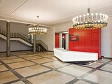 Tradition und Denkmalschutz treffen auf Moderne: das neugestaltete Foyer im Headquarter von Linde Material Handling.