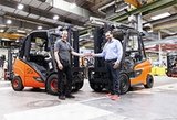 Andreas Häcker, Leiter Montageeinheit 1 bei Linde Material Handling (li) übergab den Staffelstab symbolisch an seinen Kollegen Talip Kilinc, Teamleiter Project Coordination.