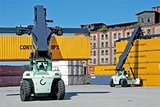 Zwei neue Reach Stacker unterstützen jetzt mit einer Tragkraft von jeweils bis zu 45 Tonnen die Hans Lehmann KG beim Containerumschlag im Lübecker Hafen.