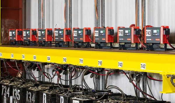 Fronius Nachhaltige Ladelösung spart CO2-Emissionen und Energiekosten