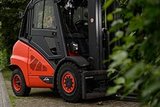 Ein Gabelstapler wurde in Berlin gestohlen – und wenige Stunden später dank Lokalisierungstechnik im Gebüsch wiedergefunden.