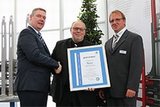 Jürgen Körner TÜV Süd, Frank Krausert, Clemens Blatz – beide KAUP GmbH & Co. KG (v.li nach re) bei der Zertifikatsübergabe
