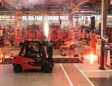 Mit Verlassen des letzten Montagebandabschnitts startete ein schillerndes Indoor-Feuerwerk und markierte die Fertigstellung des millionsten Linde-Gegengewichtsstaplers.