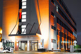 Bekenntnis zur UN-Kampagne „Orange the World“: Als sichtbares Zeichen erstrahlte die STILL Unternehmenszentrale in Hamburg-Billbrook am 25. November orange.