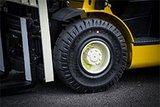 Ein gut sichtbares, oranges Band an der Reifenoberfläche zeigt an an, dass die Reifen ersetzt werden müssen.