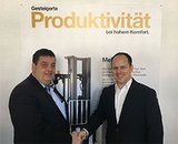 Martin Frass, Geschäftsführer MF Gabelstapler Service GmbH (li), und Dominik Vierkotten, Area Business Director Central Europe bei der Hyster-Yale Deutschland GmbH (re), bei Vertragsunterzeichnung.