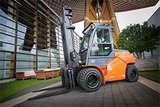 Der Gabelstapler Traigo80 mit Continental Vollreifen, hier bei der Hannover Messe.