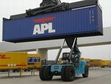 Reach Stacker im Einsatz. Hintergrund: Brücke für Pakettransport