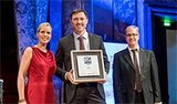 Linde-CEO Andreas Krinninger nahm den Kundenpreis in der Kategorie „Best Brand Flurförderzeuge“ bei der Verleihung im Schloss Ludwigsburg entgegen.