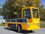 VOLK Elektro-Plattformwagen mit Durchladeplattform – Zum Transport von Langmaterial sind die meisten VOLK Plattformwagen auch mit “halbierter” Fahrerkabine erhältlich.