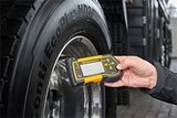 Das handliche Scan-Messgerät („Handheld“) ermöglicht Flottenmanagern, Luftdruck und Tempera-tur der Reifen des kompletten Fuhrparks von außen in kürzester Zeit zu erfassen.